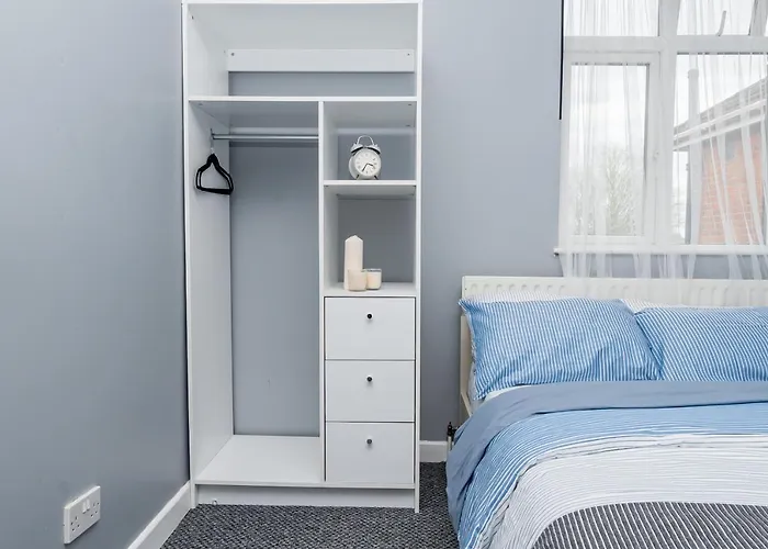 Shirley House 2, Self Catering Guest House, Self Check In, Smart Locks, 10 Min Walk To Southampton General, Aspire And Princess Anne Hospitals, Access To Fully Equipped Kitchen, Excellent Transport Links, Ideal For Longer Stays And Hospital Shifts